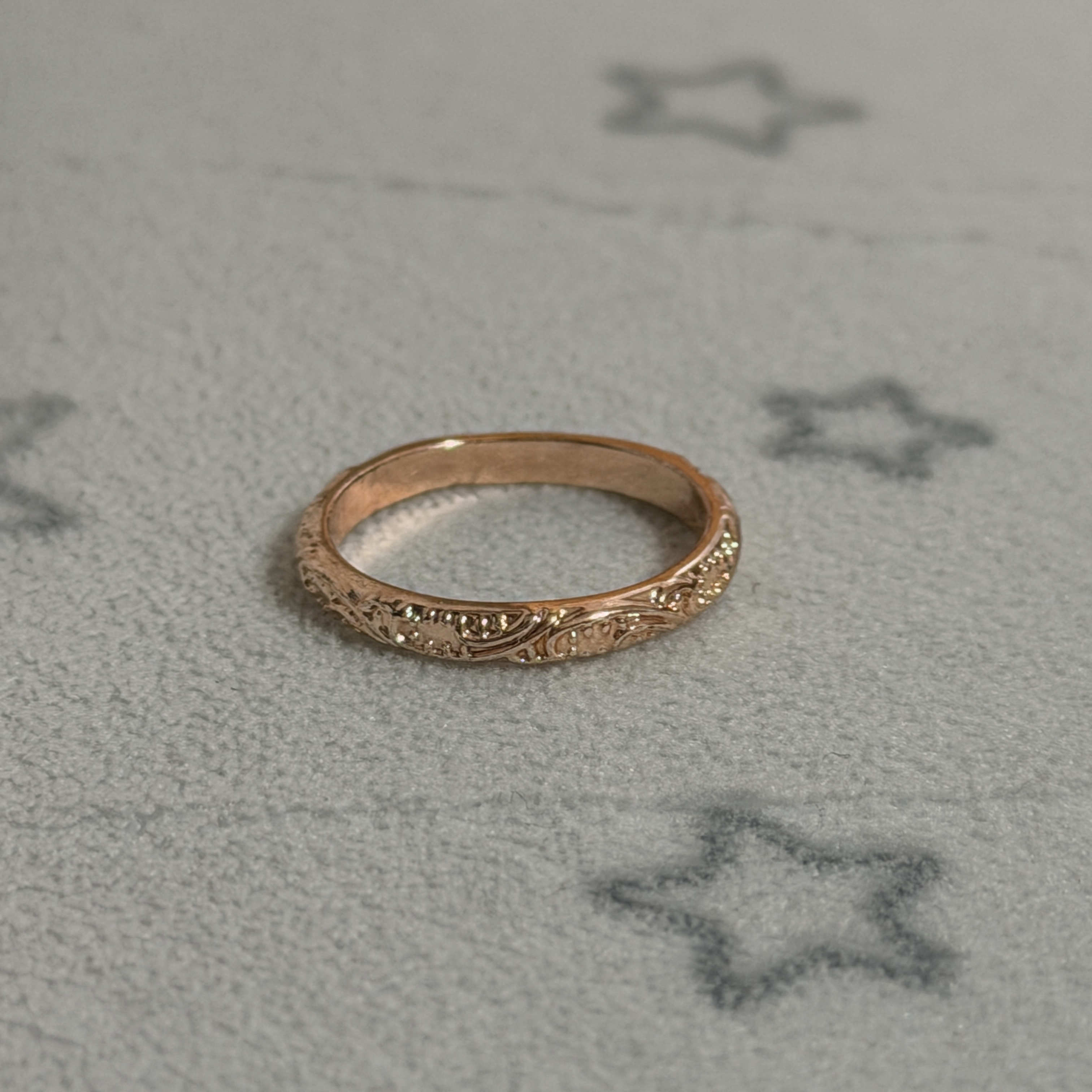 スマホで撮影した彫りゴールドリング（撮影素材）