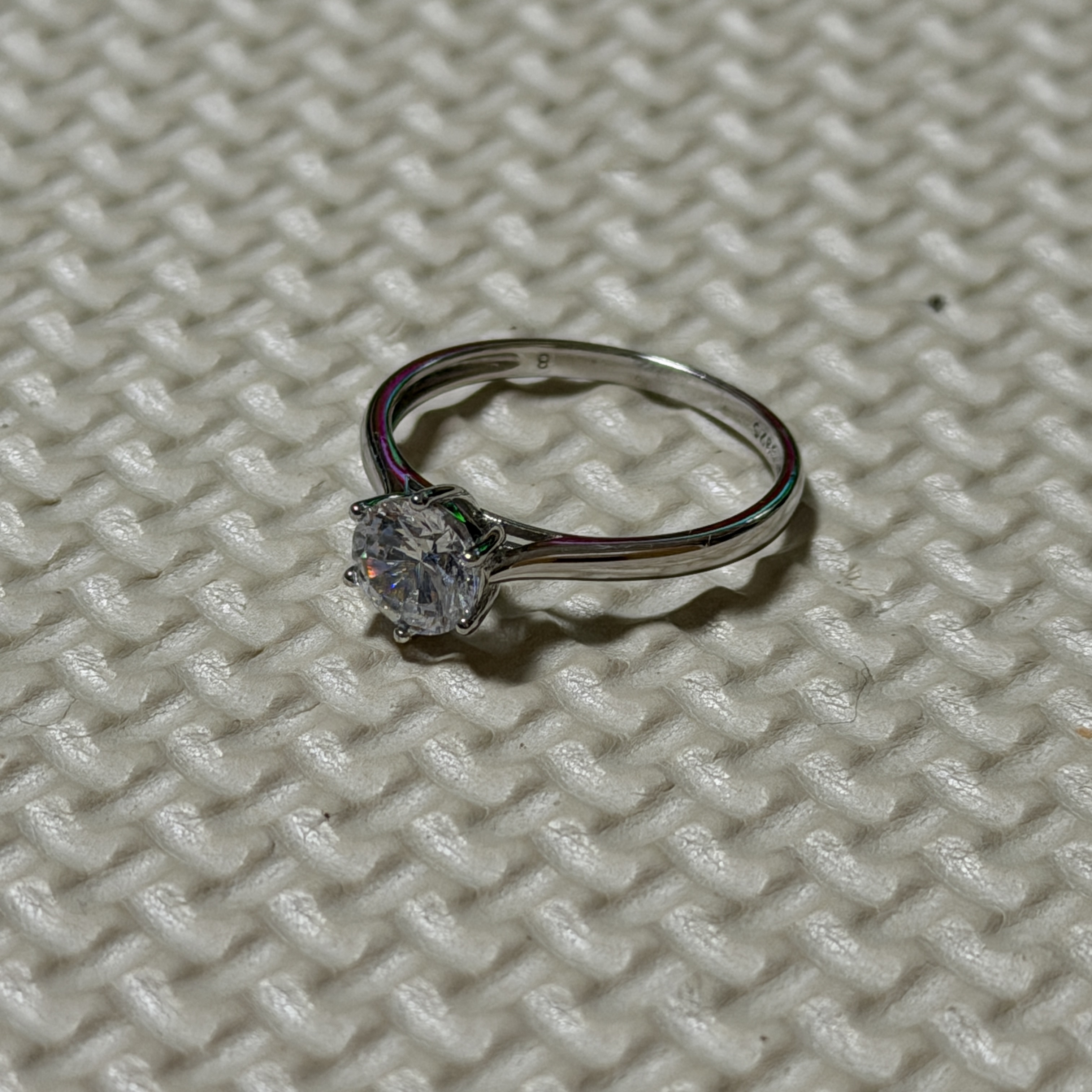 スマホで撮影したダイヤモンドリング（撮影素材）