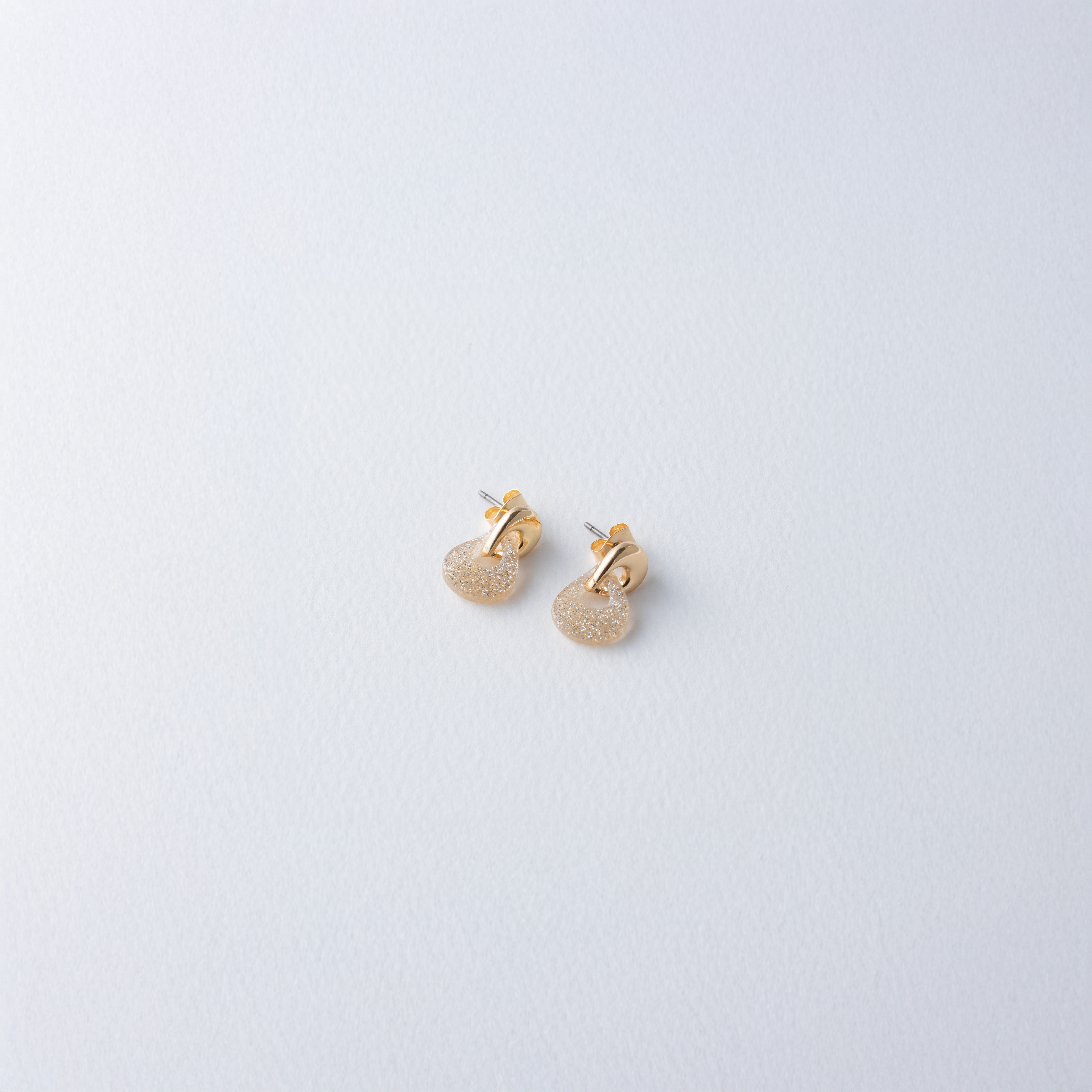 白背景撮影 ゴールドピアス